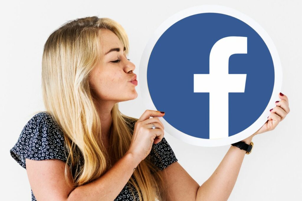 Facebook nació en 2004 como una red universitaria. Foto: Freepik.