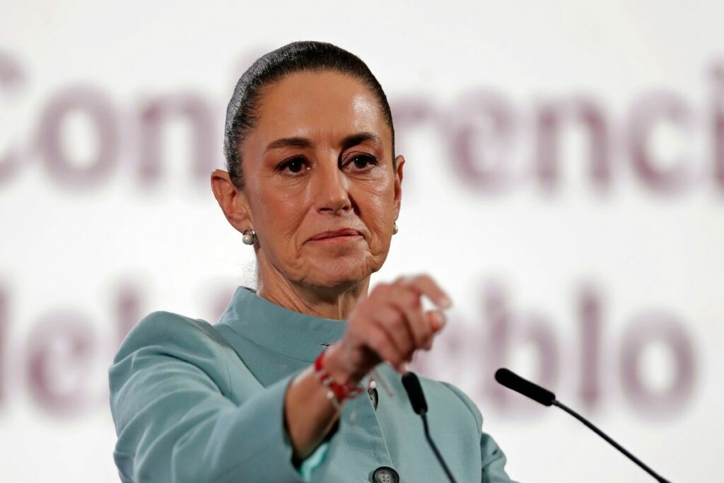 Claudia Sheinbaum promete combatir el acoso escolar tras agresión. Foto: EFE.
