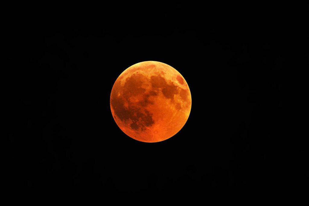 El eclipse lunar ocurre cuando la Tierra bloquea el Sol (imagen referencial). Foto: Freepik.