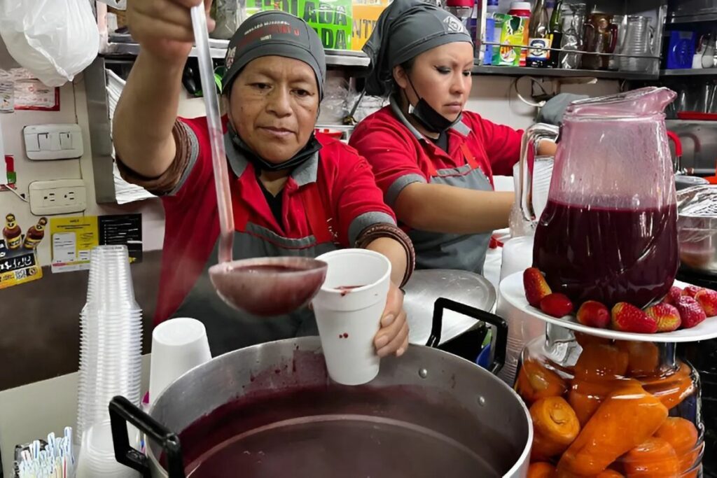 La colada morada se consume cada año en el Día de los Difuntos. Foto: Archivo / EL COMERCIO.