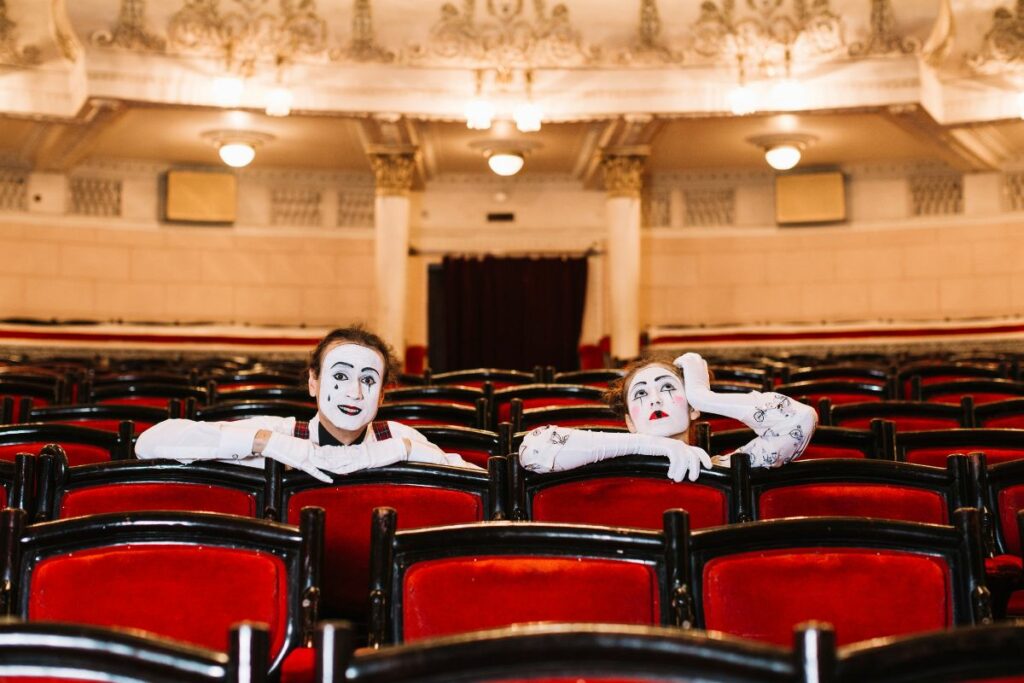 Cada año, la oferta teatral de la ciudad es variada y fomenta la cultura y la participación. Foto: Freepik.
