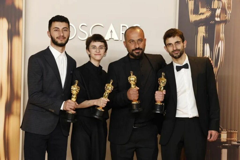 Basel Adra, Rachel Szor, Hamdan Ballal y Yuval Abraham, tras ganar el óscar al mejor documental, el pasado 3 de marzo. EFE/EPA/Caroline Brehman. Foto: EFE.