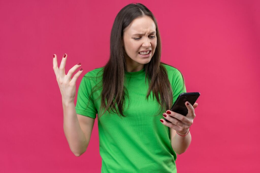 El ‘doomscrolling’ genera ansiedad al consumir noticias negativas excesivas. Foto: Freepik.