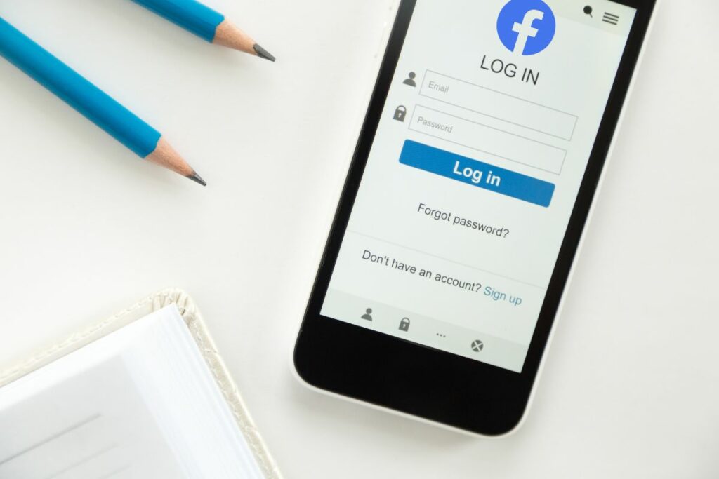 Cierra sesión de Facebook remotamente y protege tu seguridad digital. Foto: Freepik.