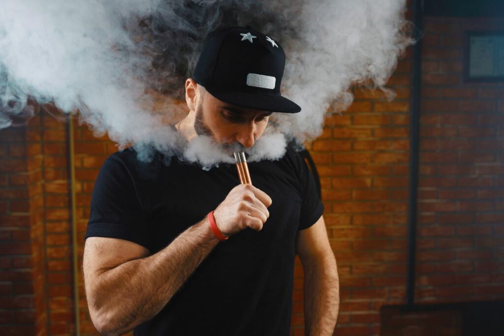 Estudios indican que el vapeo incrementa la adicción por su alta biodisponibilidad. Foto: Freepik.