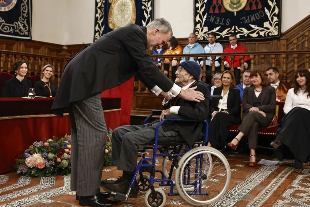 Rey Felipe VI y Álvaro Pombo. Foto: EFE.