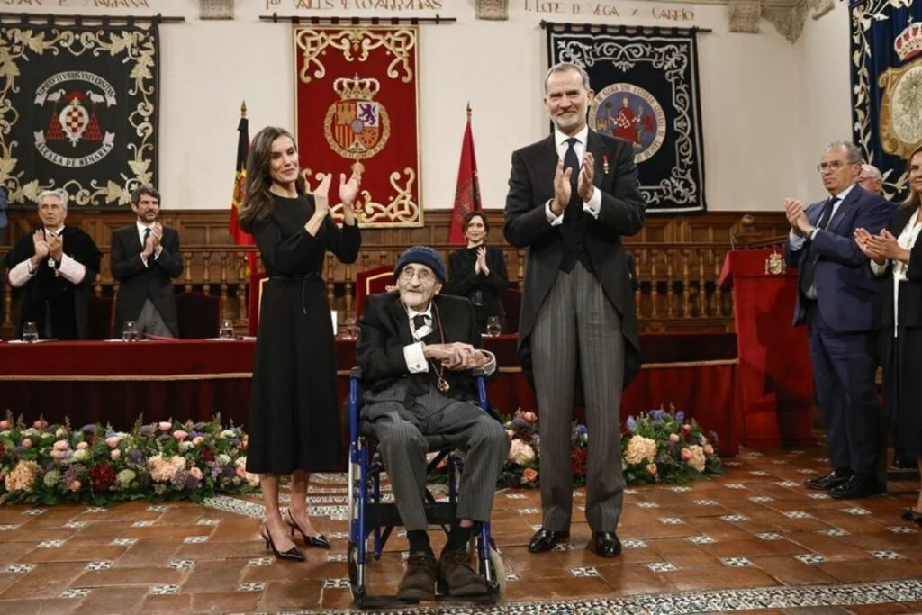 Entre crítica social y homenaje literario, así fue el emotivo discurso de Álvaro Pombo. Foto: EFE.