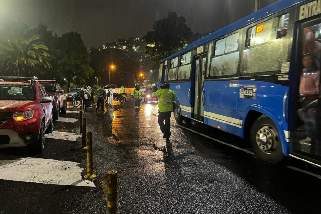Cierre vial y contraflujo en El Trébol: rutas alternas disponibles. Foto: X AMT.