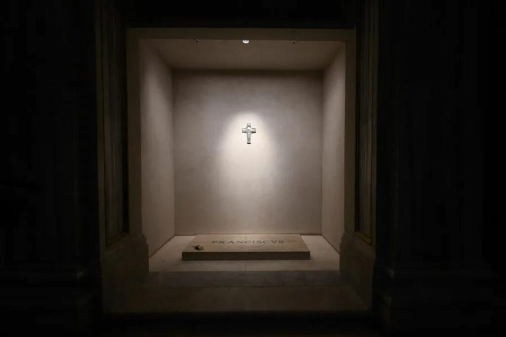 El detalle en la tumba del papa Francisco que causa teorías virales. Foto: EFE.