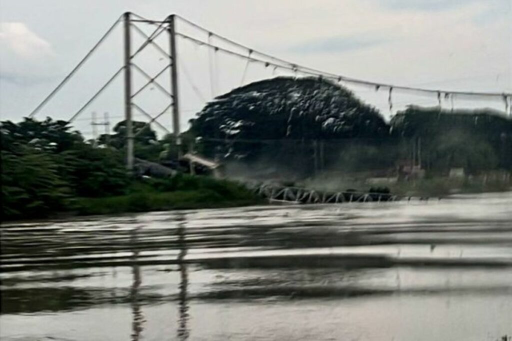 El puente Gonzalo Icaza Cornejo, en Daule, colapsó en marzo pasado. Foto: @ecu911sambo.