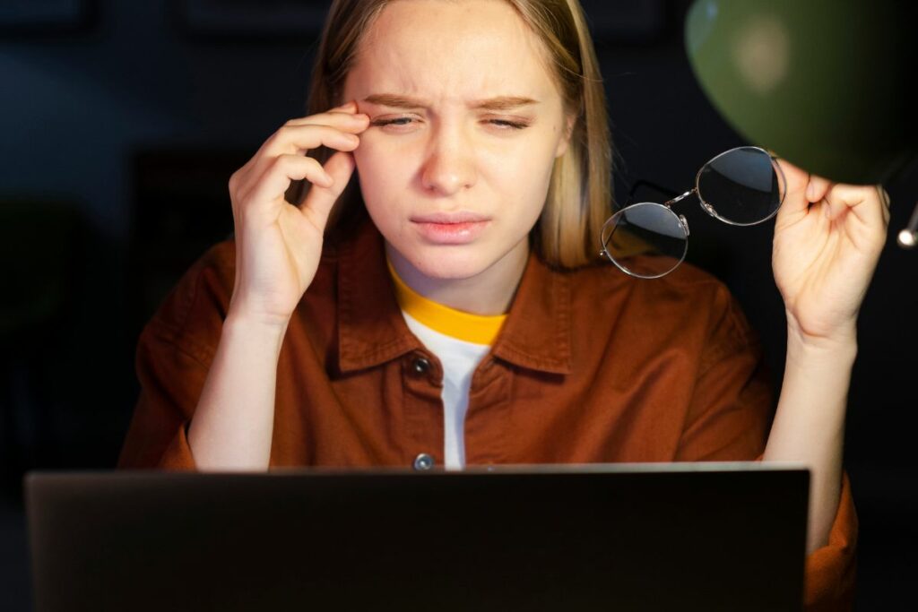 Nuevas tecnologías alertan sobre videos falsos y textos con IA en entornos digitales. Foto: Freepik.