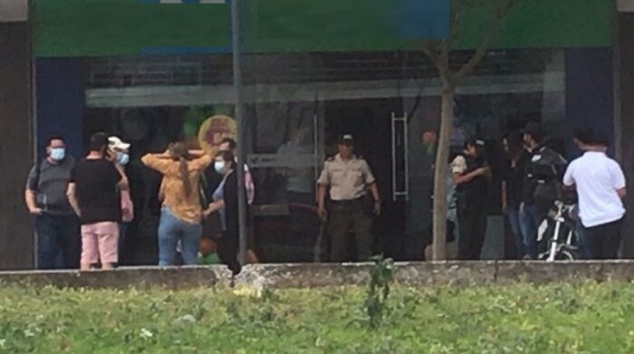 Video de asalto a local en centro comercial de Guayaquil registró robo ...