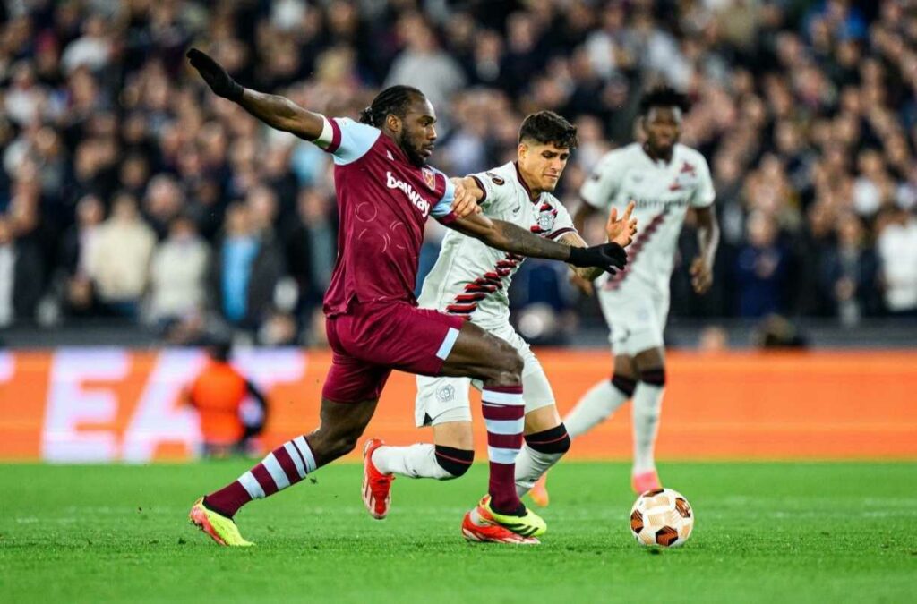 Piero Hincapié (der.) del Bayer Leverkusen disputa un balón con Michail Antonio en los cuartos de final de la UEFA Europa League.