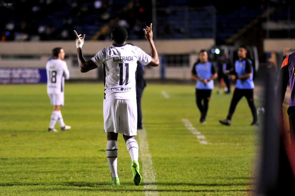Michael Estrada celebra su primer gol con la camiseta de Liga de Quito. Foto: API