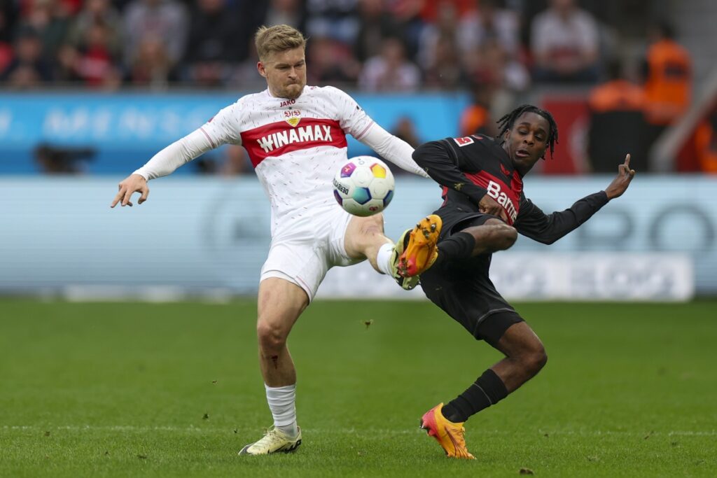 Maximilian Mittelstaedt (izq), del Stuttgart, disputa la pelota ante Jeremie Frimpong del Leverkusen, en Alemania, el 27 de abril del 2024.