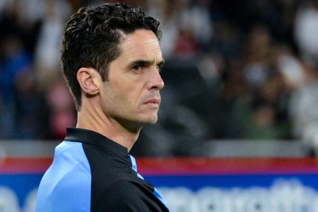 Josep Alcácer, DT de Liga de Quito, durante un partido de la Liga Pro 2024.