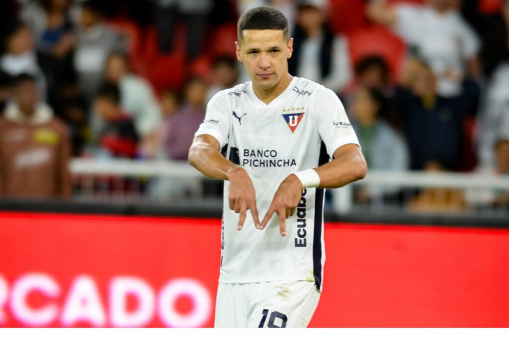 Alex Arce, jugador de Liga de Quito, dedica uno de sus goles al Delfín por la Liga Pro 2024.