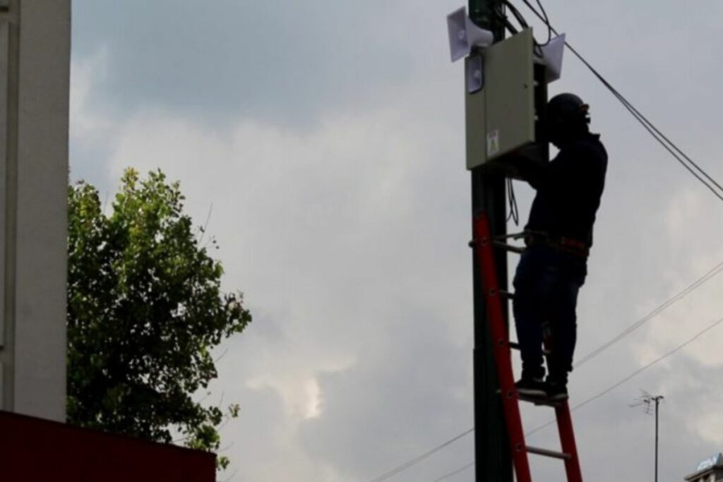 La colocación y el mantenimiento de alarmas es crucial para la seguridad en los barrios. Foto: Cortesía Municipio de Quito.