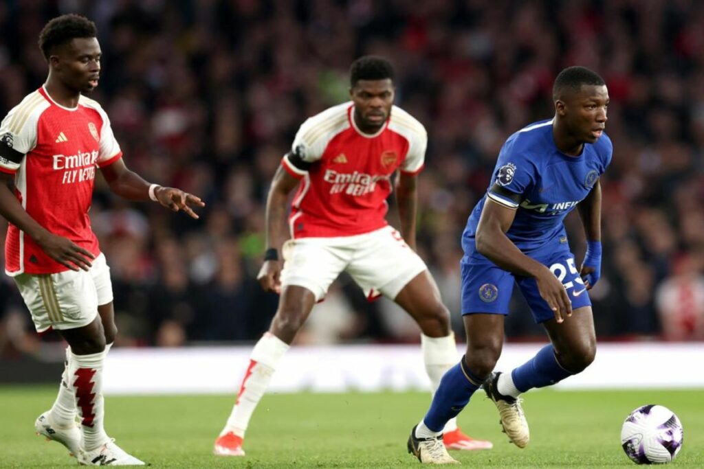 Moisés Caicedo, jugador ecuatoriano del Chelsea en el partido ante Arsenal el 23 de abril del 2024. Foto: EFE