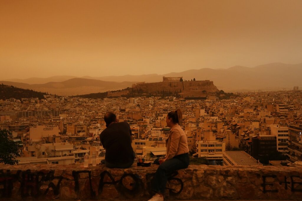 Polvo sahariano cubre el cielo de Atenas, Grecia, este martes. Según el Observatorio Nacional de Atenas, la circulación atmosférica sobre Grecia favorece el traslado de masas de aire caliente desde África a Grecia, lo que provoca temperaturas muy elevadas y el traslado de cantidades importantes de polvo sahariano. Foto: EFE