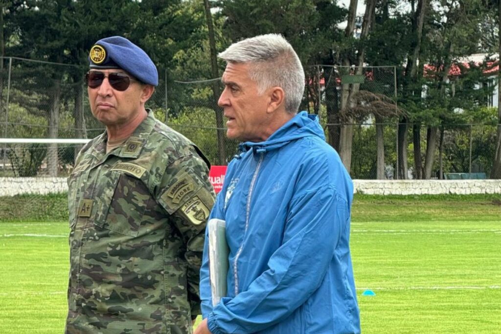 Marcelo Zuleta (der.) se convirtió en el nuevo DT de El Nacional.