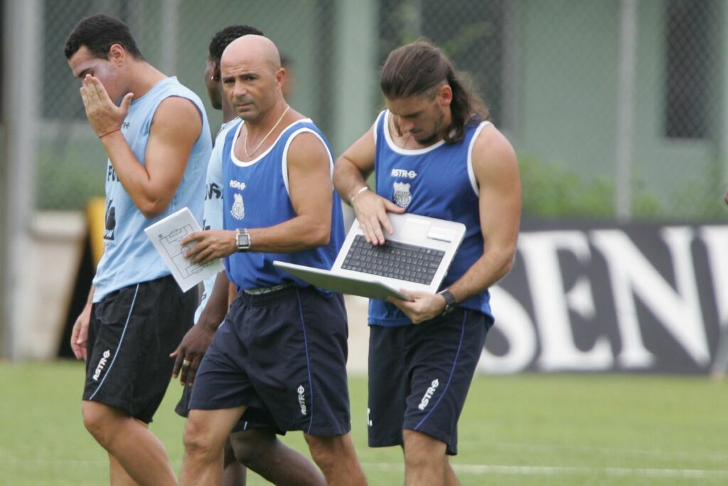 Sebastián Beccacece en 2010 como asistente técnico de Jorge Sampaoli en Emelec.