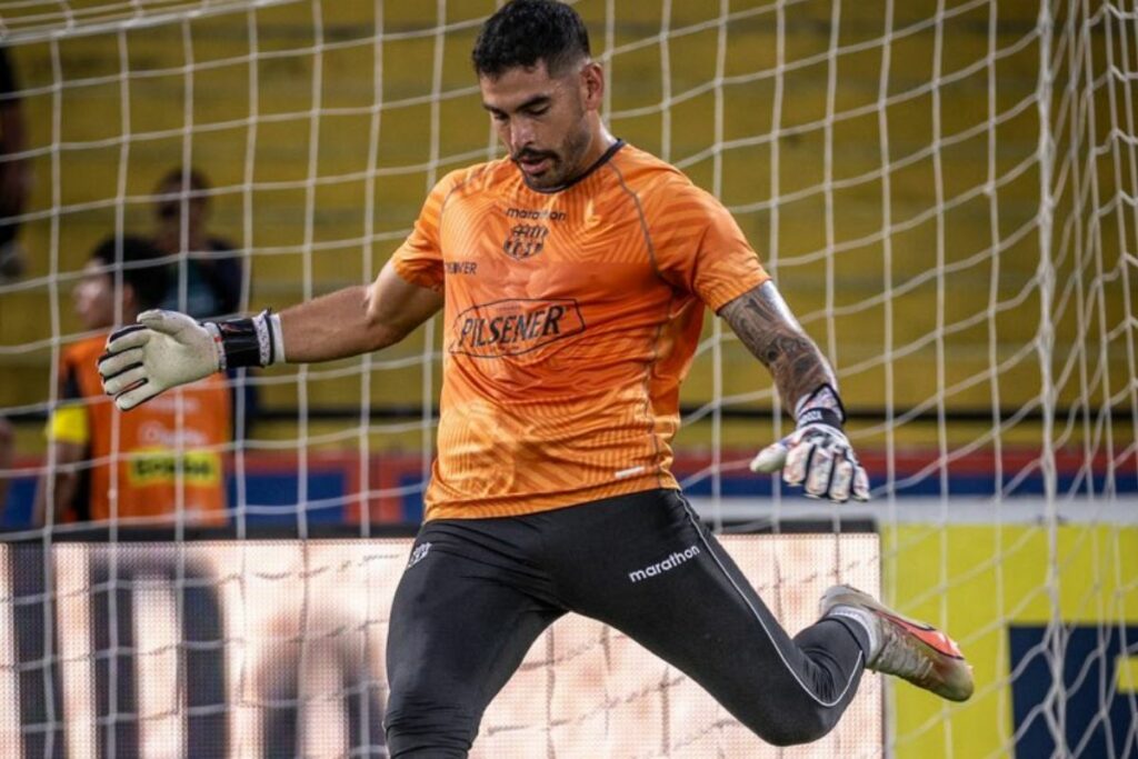 Víctor Mendoza, arquero de Barcelona SC ante El Nacional.