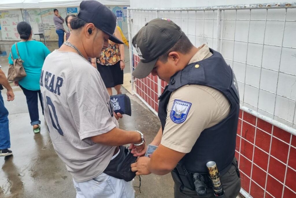 Miembros de la Policía Nacional realizan operativos durante la Consulta Popular y Referendo 2024.