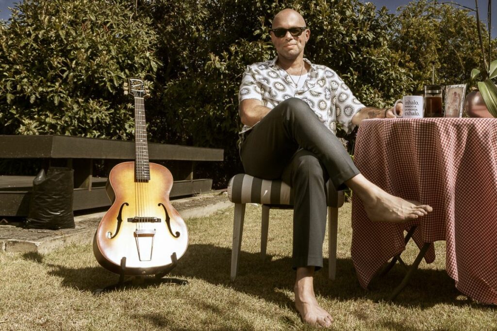 El cantante colombiano Santiago Cruz estrenó un tema con un mensaje positivo. Foto: Cortesía