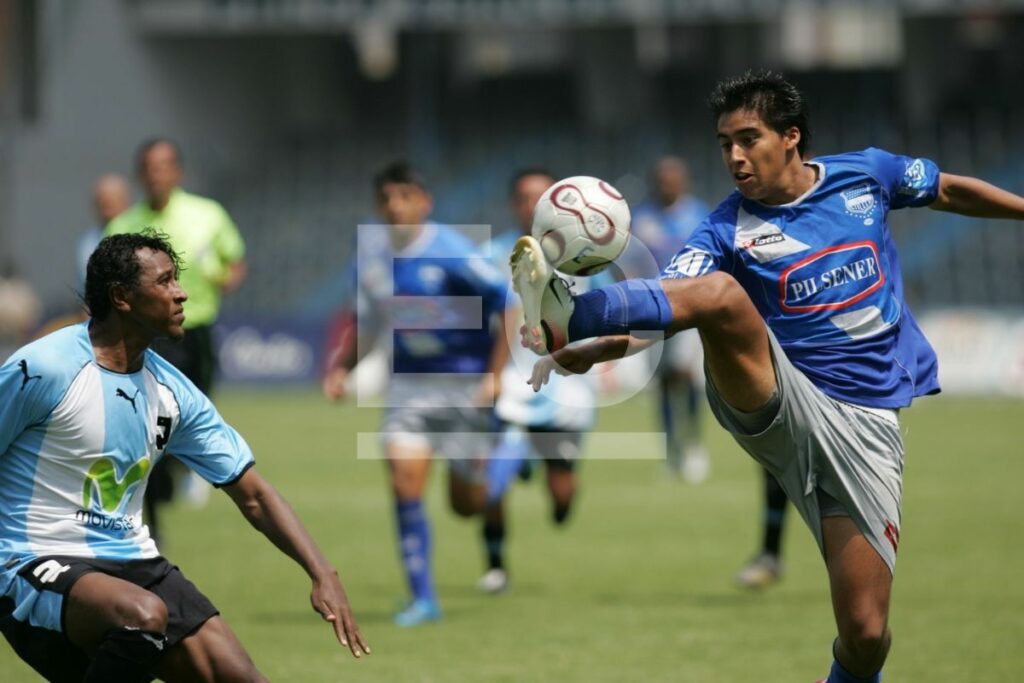 Christian Noboa (izq.) disputando un partido con Emelec en el estadio George Capwell en el Campeonato Ecuatoriano del 2006..