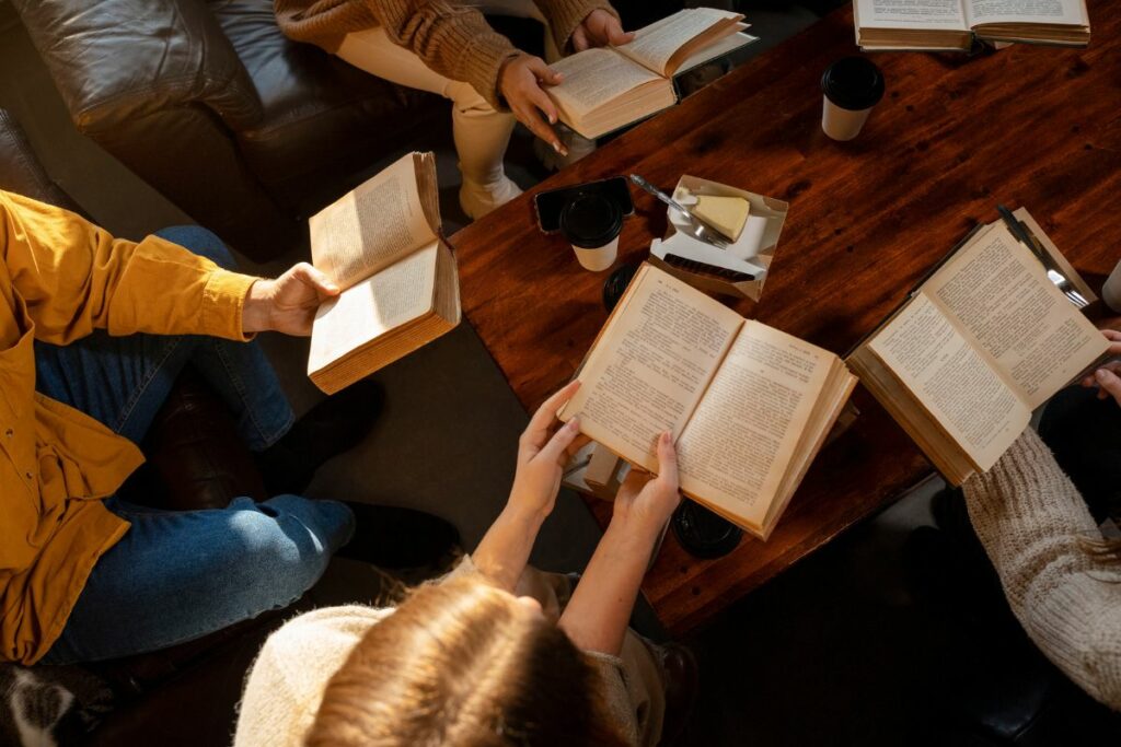 Este 2024 es el Año de la Lectura en Ecuador, se busca fomentar el hábito lector, fortalecer el Plan Nacional del Libro y reconocer el valor de la lectura. Foto: Freepik.