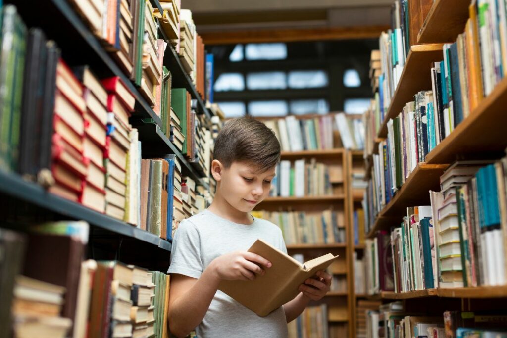 El 23 de abril, Día del Libro, une al mundo en un homenaje a la escritura, honrando a autores como Miguel de Cervantes y William Shakespeare. Foto: Freepik.