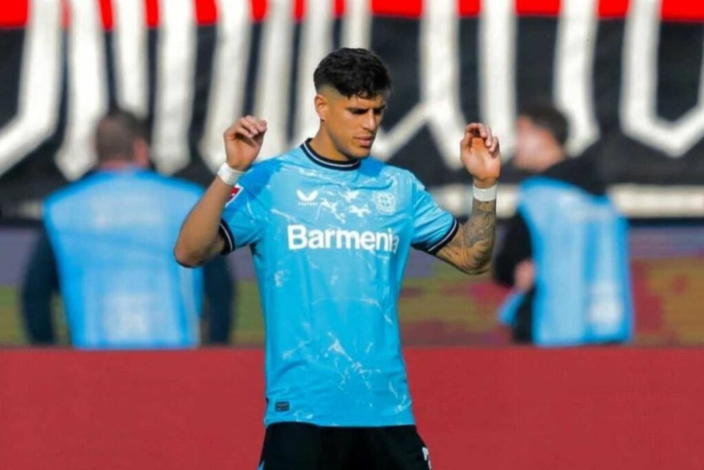 Piero Hincapié durante un partido del Bayer Leverkusen previo a la UEFA Europa League.