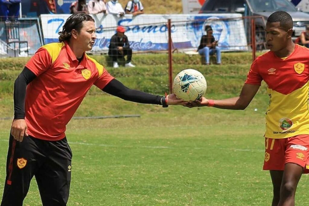 Gustavo Figueroa durante su etapa como DT en las divisiones formativas de Aucas.