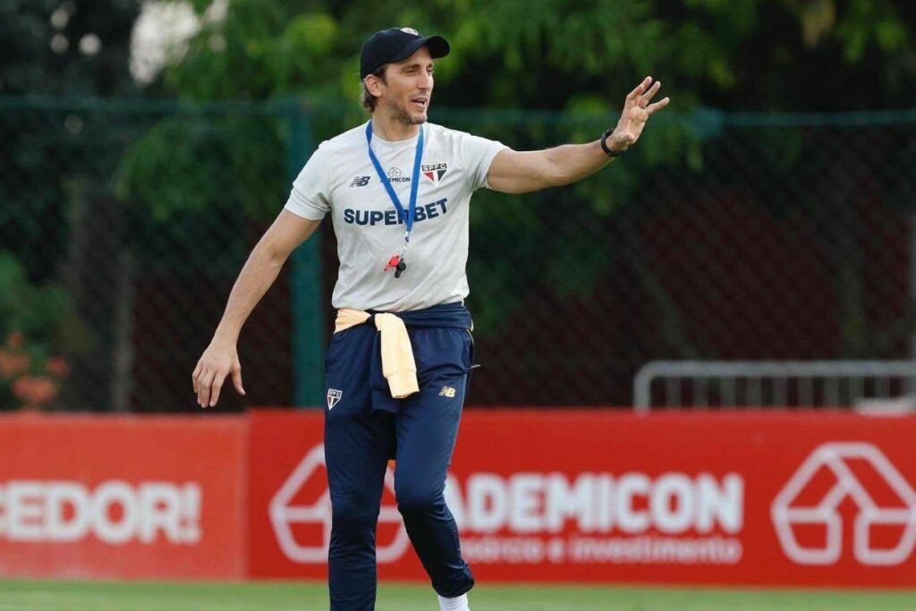 Luis Zubeldía en un entrenamiento del Sao Paulo antes del partido ante Barcelona SC