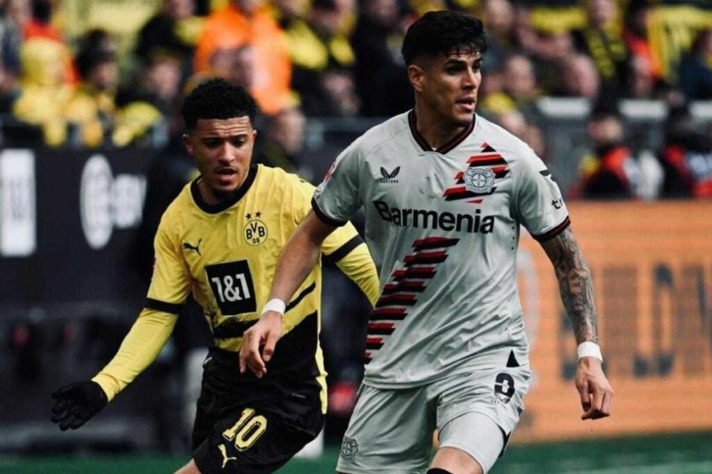 Piero Hincapié defiende un balón ante Jadon Sancho en la Bundesliga.
