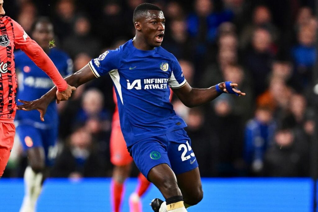 Moisés Caicedo durante su partido con el Chelsea ante el Everton.