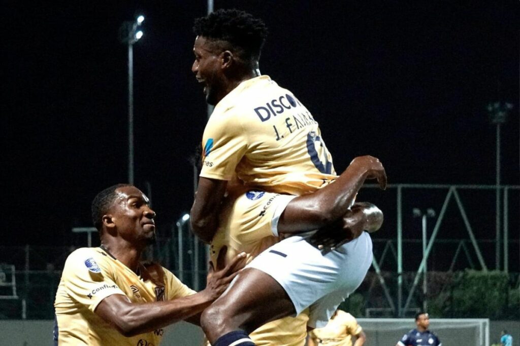 José Fajardo, delantero de Universidad Católica, celebra un gol en la Copa Sudamericana.