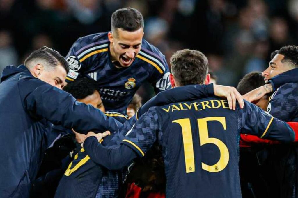 Jugadores del Real Madrid celebran su pase a semifinales de Champions antes de enfrentar al Bayern de Múnich