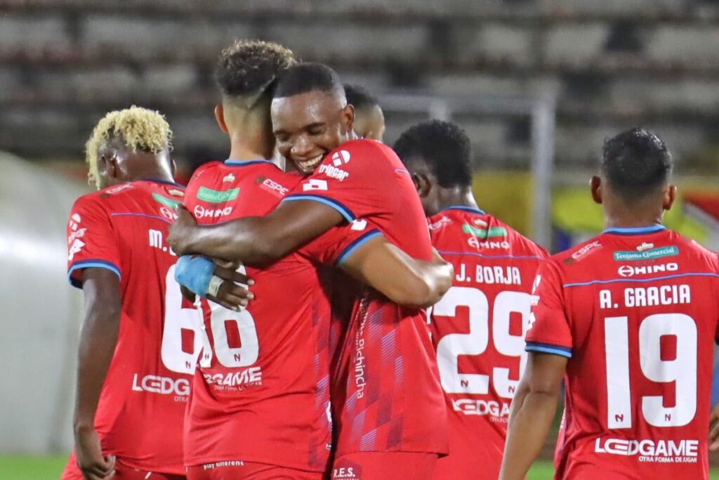 Byron Palacios y Anthony Chére celebran un gol de El Nacional ante Delfín. Foto: API