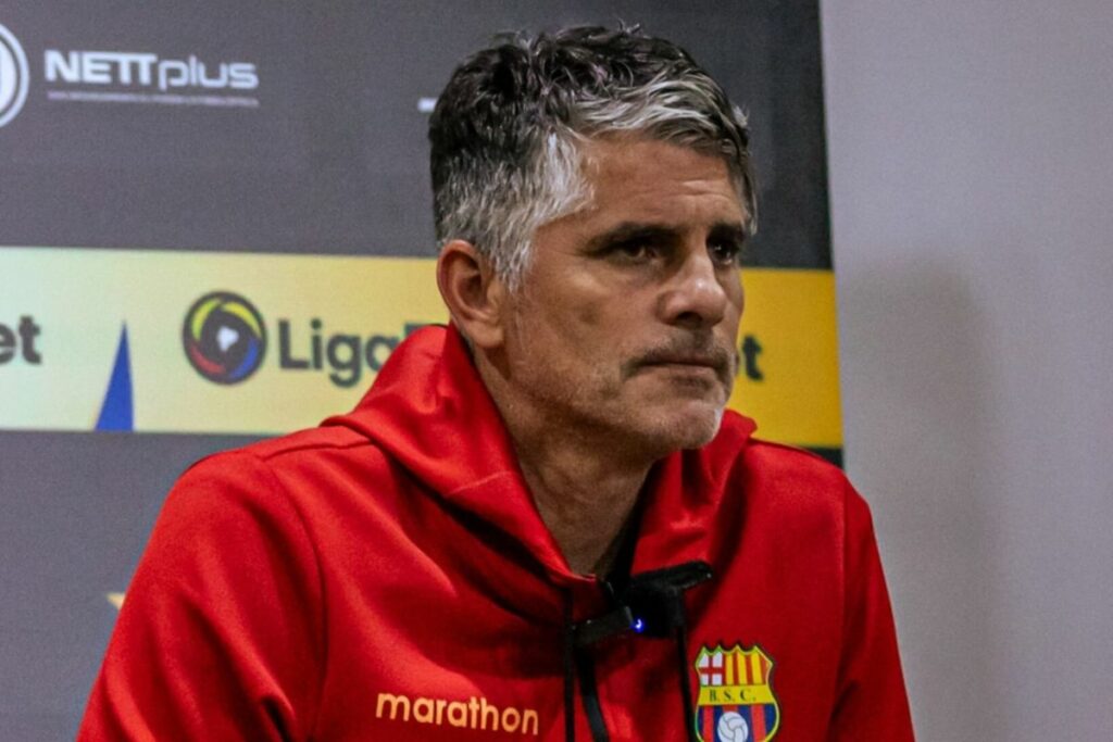 Diego López, DT de Barcelona SC, en la rueda de prensa en la que pidió disculpas a la afición.
