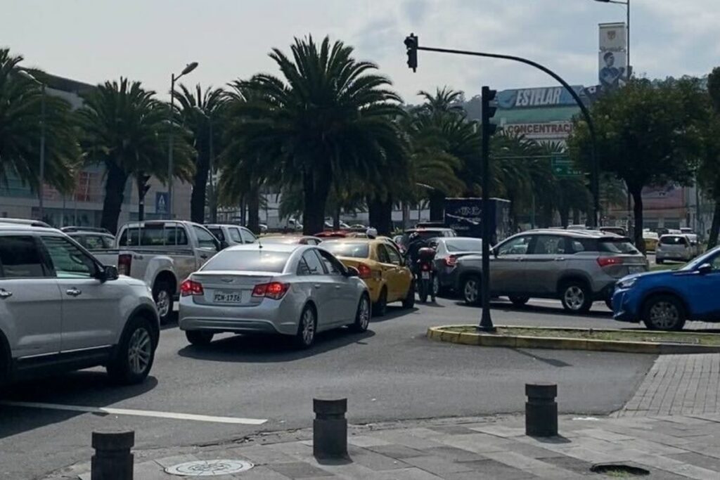 Los semáforos apagados en la avenida Naciones Unidas generó tráfico en horas de la mañana. Foto: Moisés Cáceres / EL COMERCIO