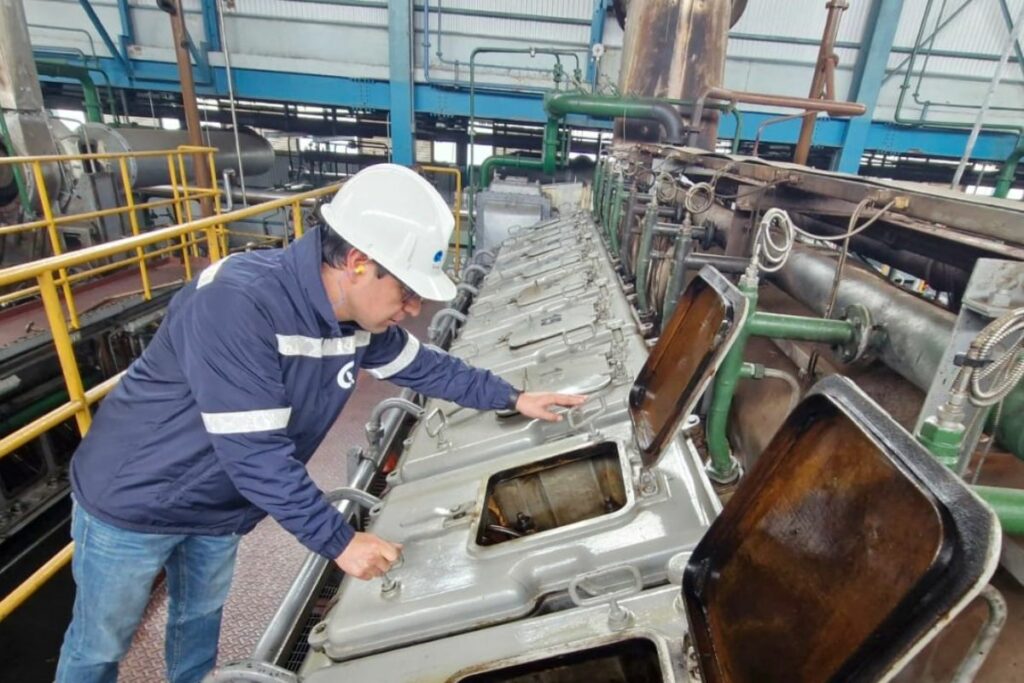 Técnicos de la Empresa Eléctrica Quito supervisan la operación. Foto: X EEQ