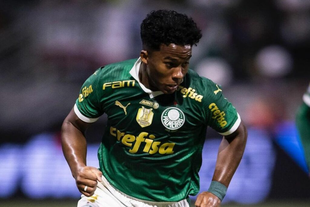 Endrick disputa un partido con Palmeiras en 2024. 