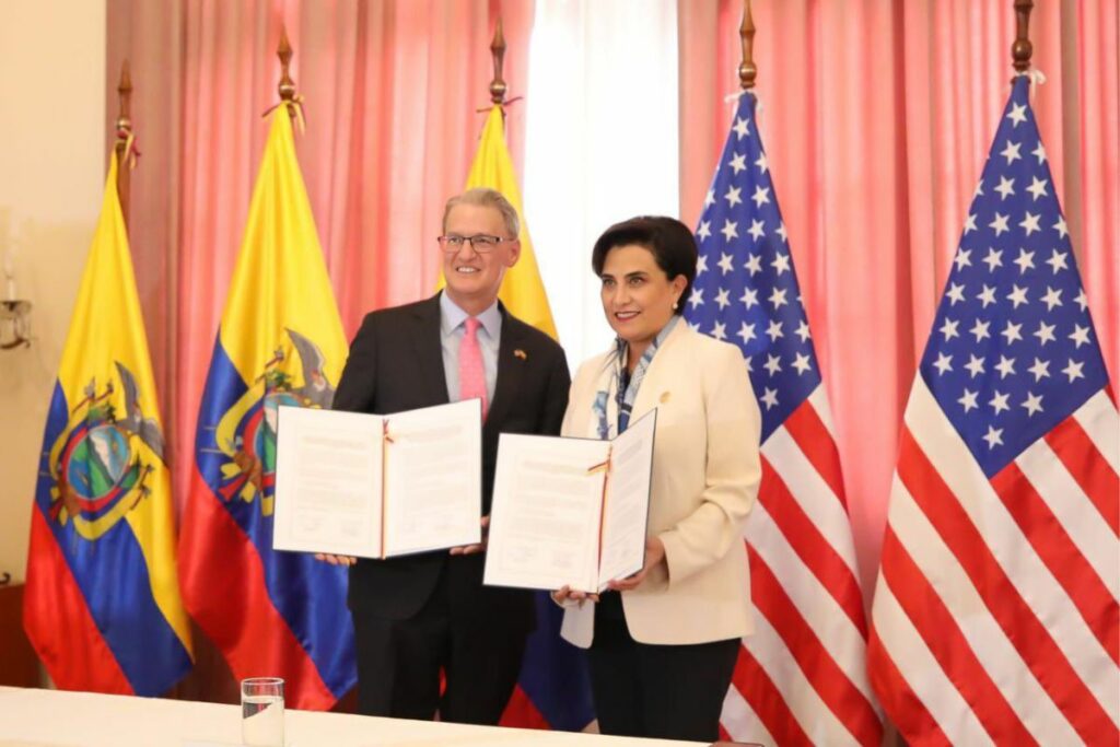 El encargado de Negocios de la Embajada de EE.UU., Lawrence Petroni y la canciller Gabriela Sommerfeld tras la firma de una carta de intención de cooperación en seguridad. Foto: Cancillería.