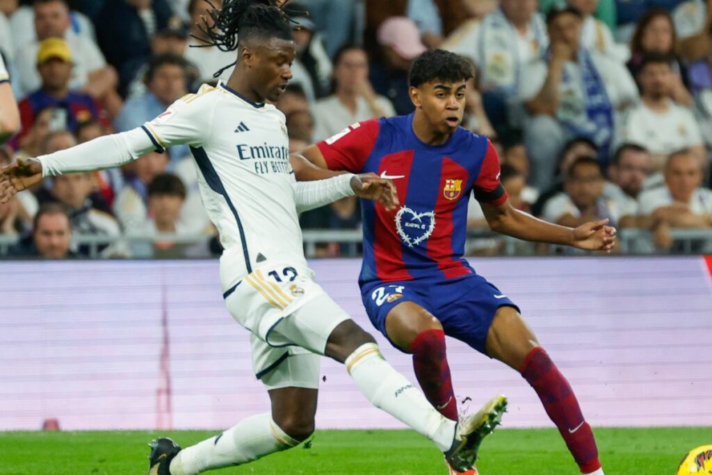 Eduardo Camavinga (izq.) y Lamine Yamal (der.) durante el clásico entre el Real Madrid y FC Barcelona.
