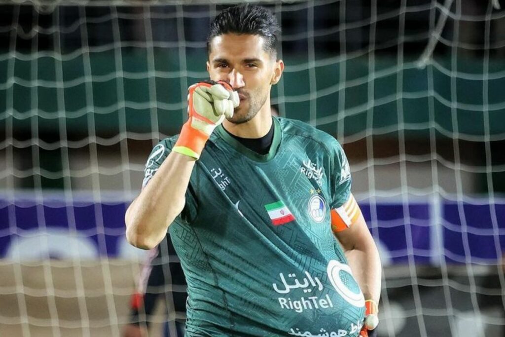 El arquero Hossein Hosseini fue sancionado por abrazar a una aficionada.