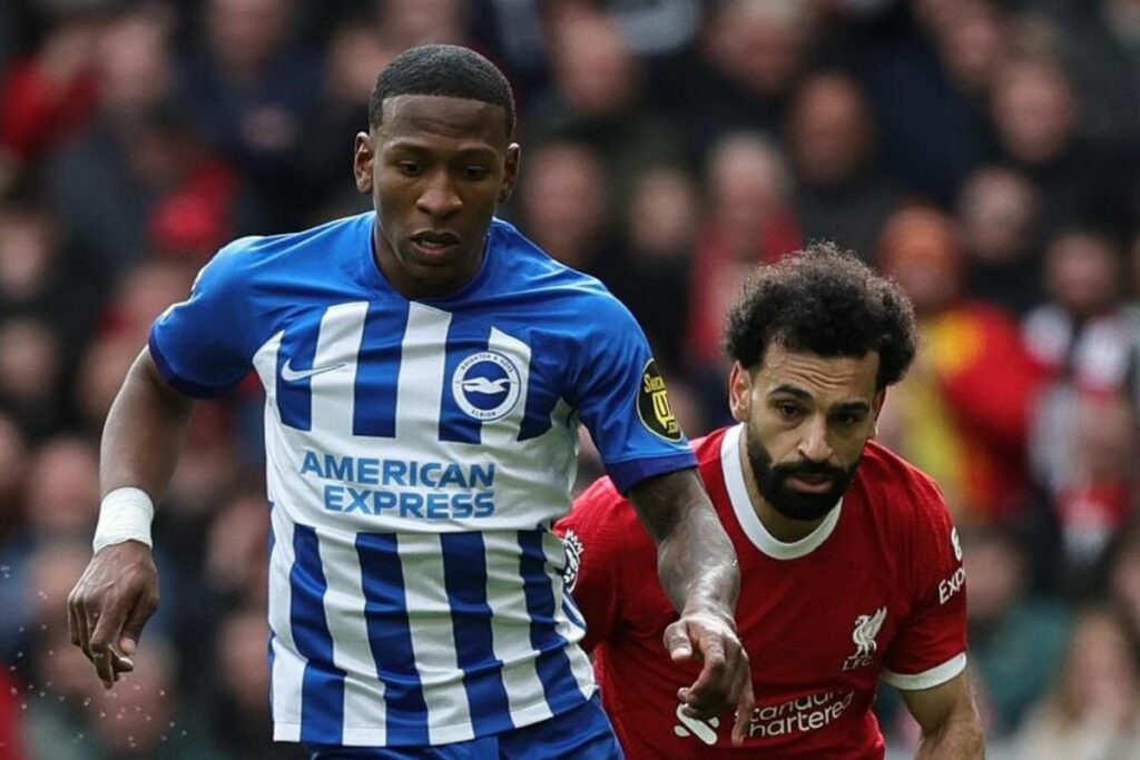 El lateral ecuatoriano, Pervis Estupiñán, enfrenta a Mohamed Salah (der.) en un Brighton vs. Liverpool de la Premier League 23/24.