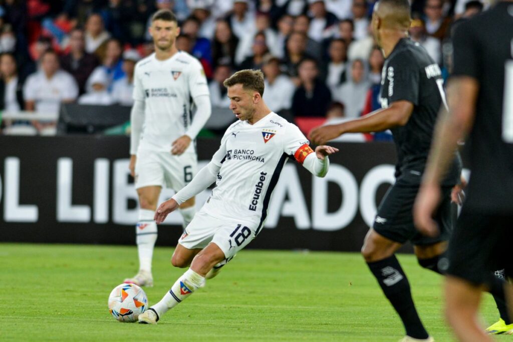 Ezequiel Piovi, jugador de Liga de Quito, durante el partido ante Botafogo por la Copa Libertadores 2024.