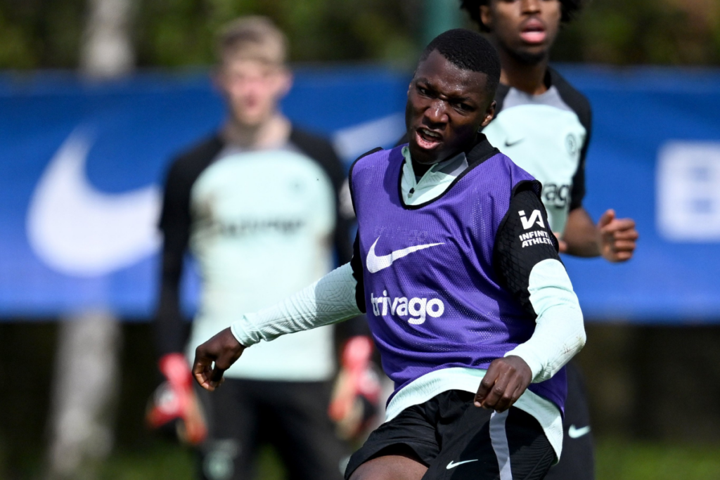 Moisés Caicedo en un entrenamiento previo al partido entre Chelsea vs. Everton por la jornada 33 de la Premier League 23/24.